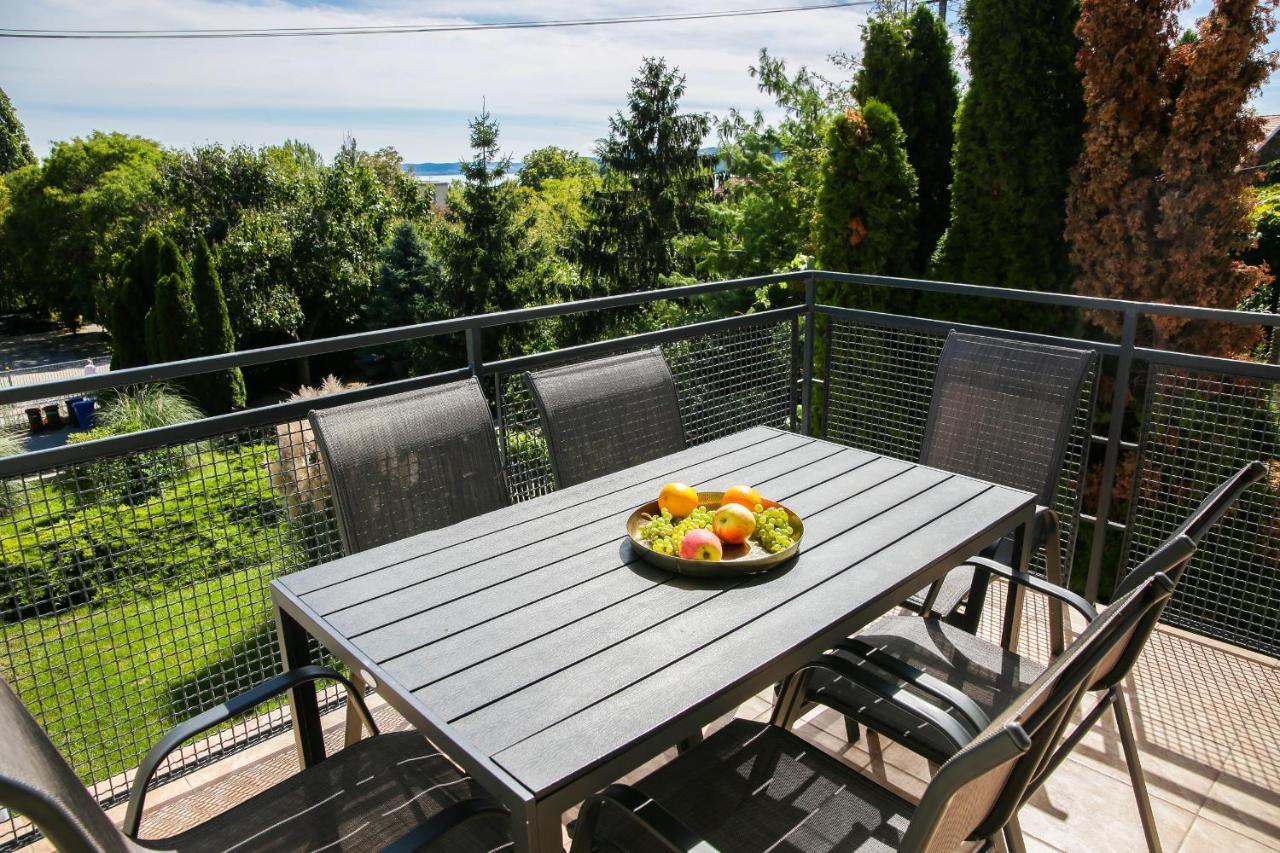 Balkon Apartmanhaz Panzio Balatonfured Exterior photo
