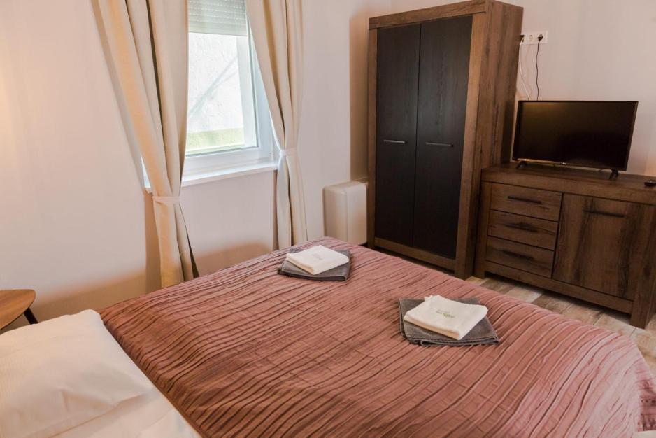 Balkon Apartmanhaz Panzio Balatonfured Exterior photo
