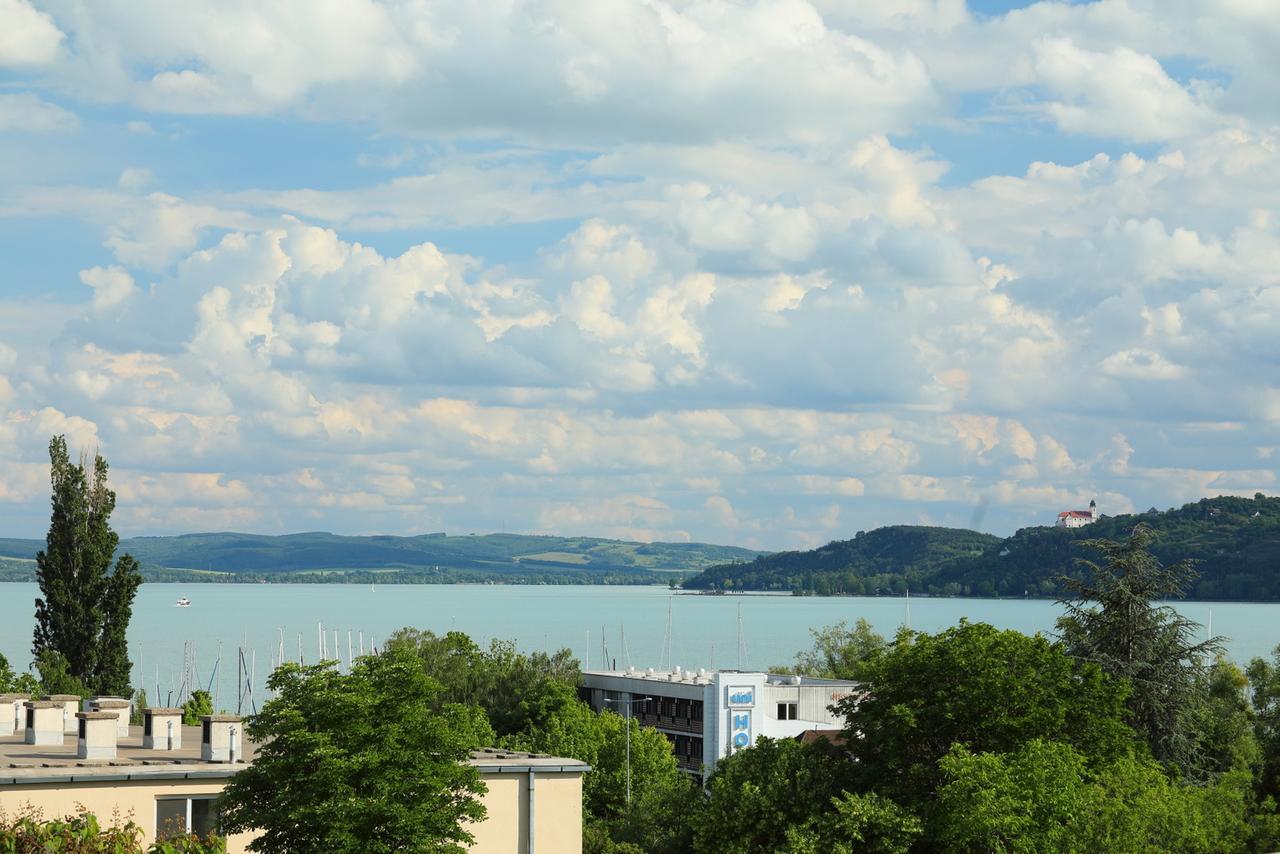 Balkon Apartmanhaz Panzio Balatonfured Exterior photo