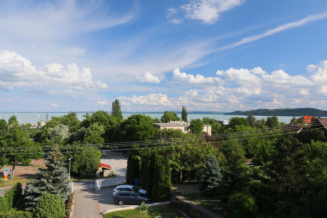 Balkon Apartmanhaz Panzio Balatonfured Exterior photo